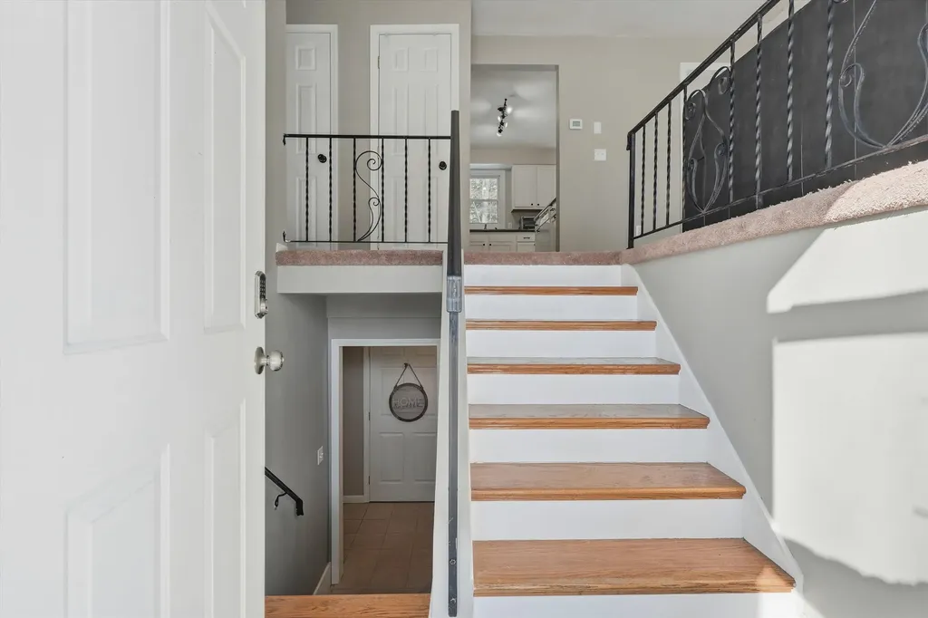 5 Richard Court Raymond NH 03077