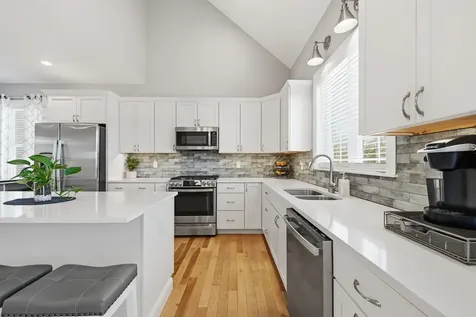 47 Clover Lane Londonderry NH 03053