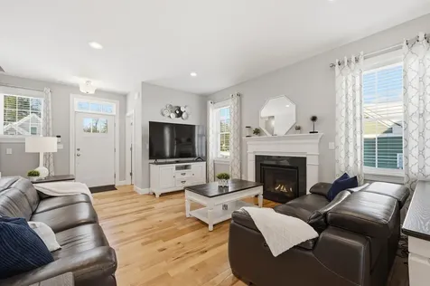 47 Clover Lane Londonderry NH 03053