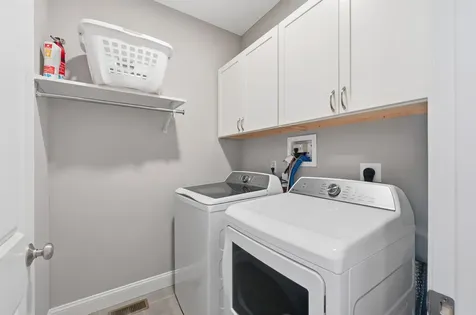 47 Clover Lane Londonderry NH 03053