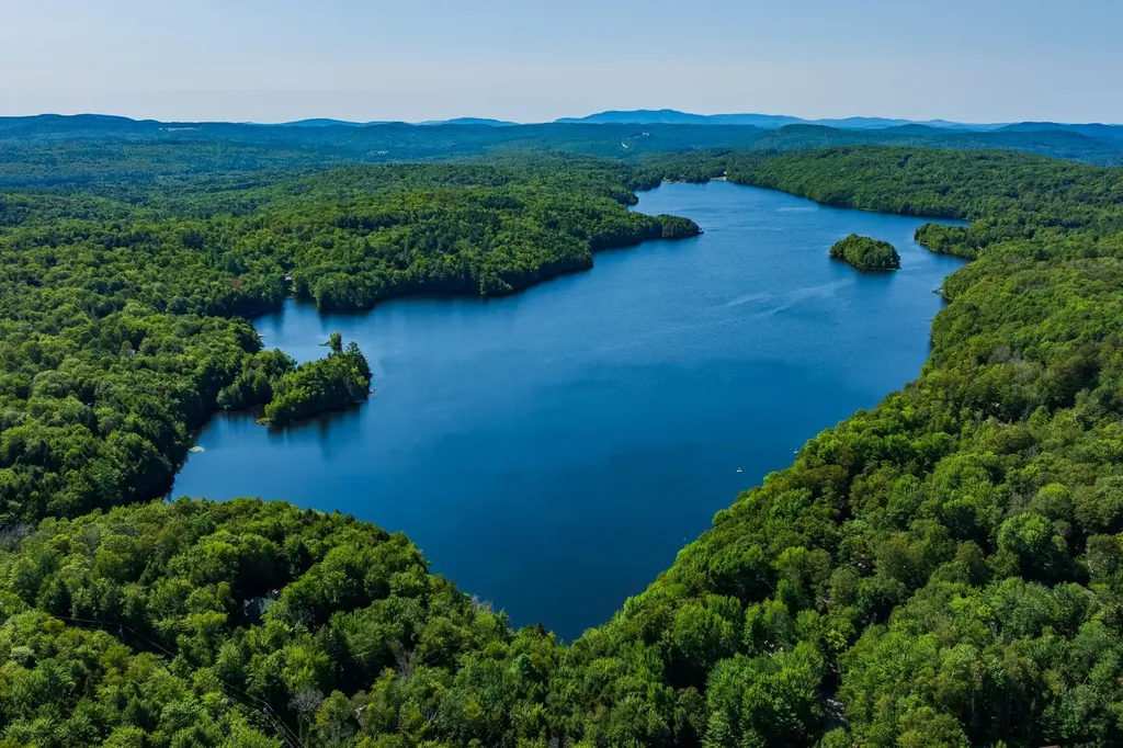 21 Shore Road Grantham NH 03753