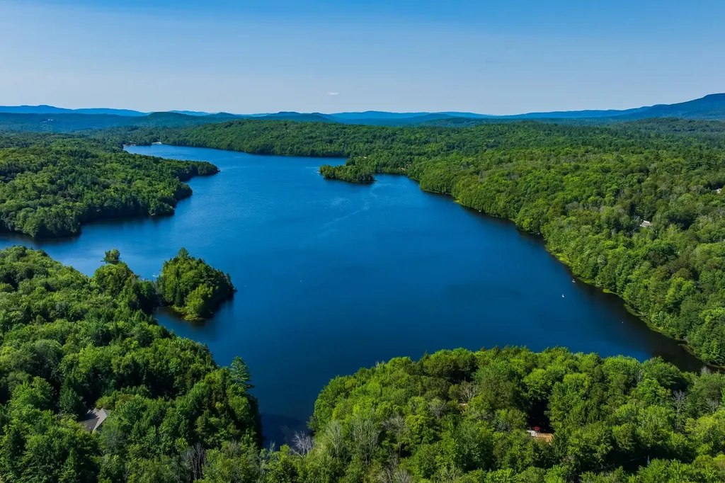 21 Shore Road Grantham NH 03753