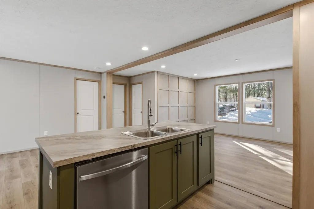 27 Bond Street Franklin NH 03235