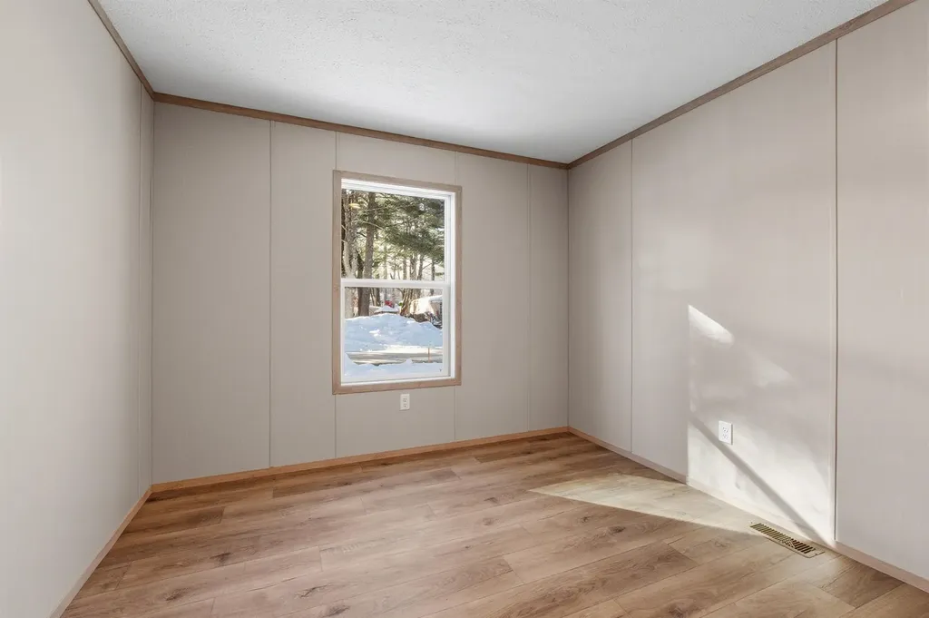 27 Bond Street Franklin NH 03235