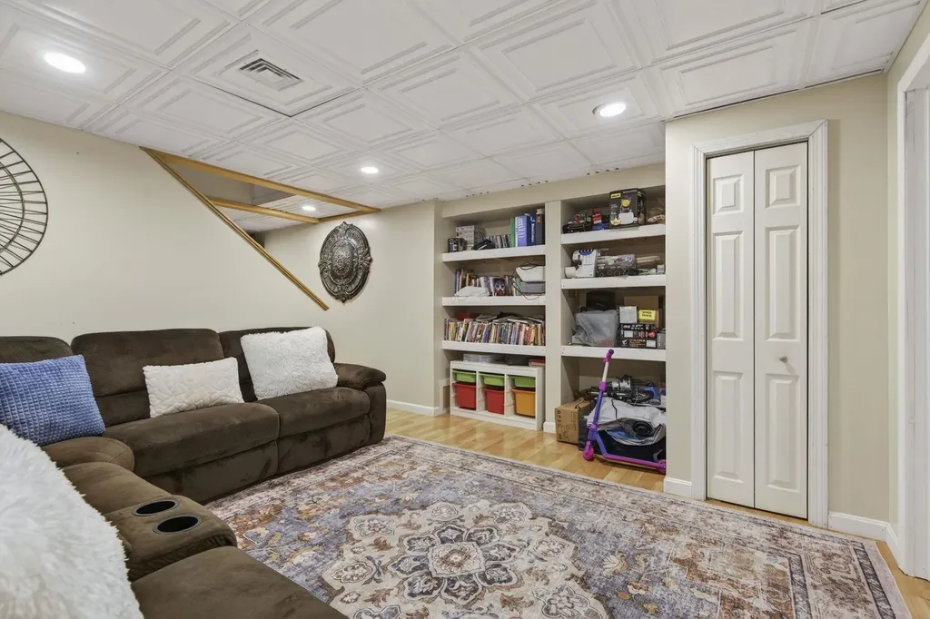 1 Scenic Lane Hudson NH 03051