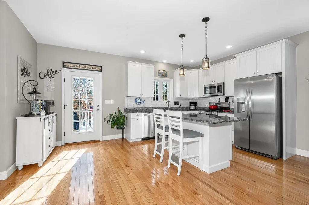 8 Crown Point Circle Merrimack NH 03054