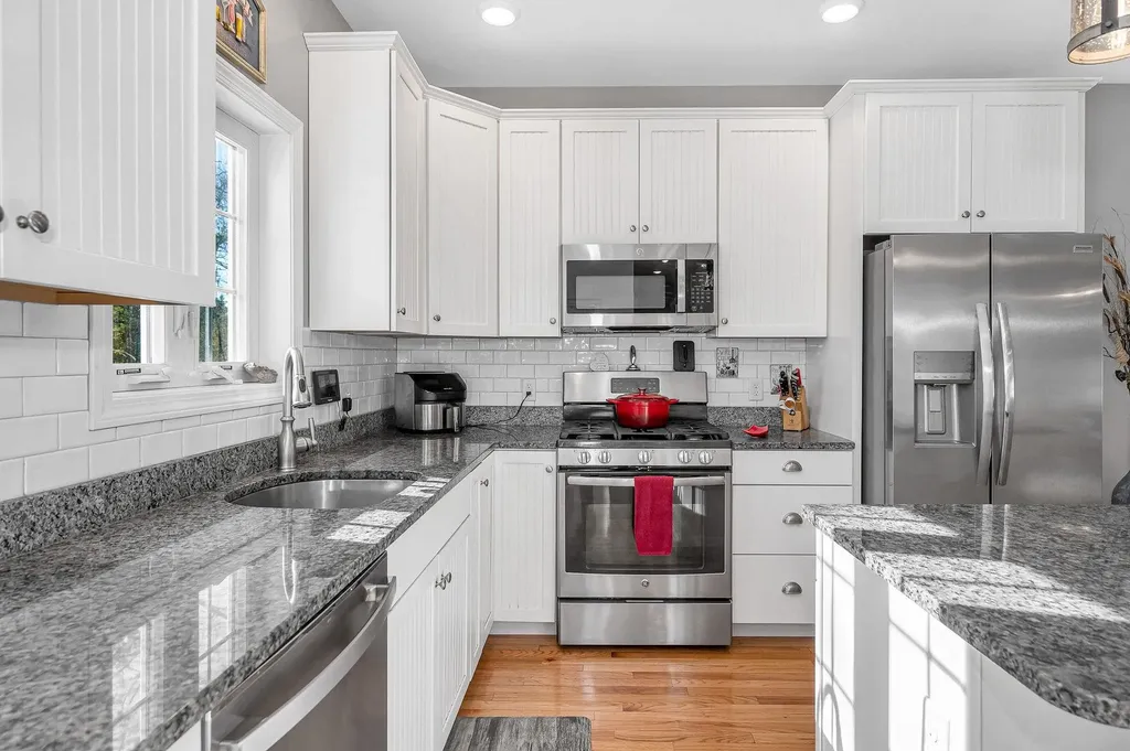 8 Crown Point Circle Merrimack NH 03054