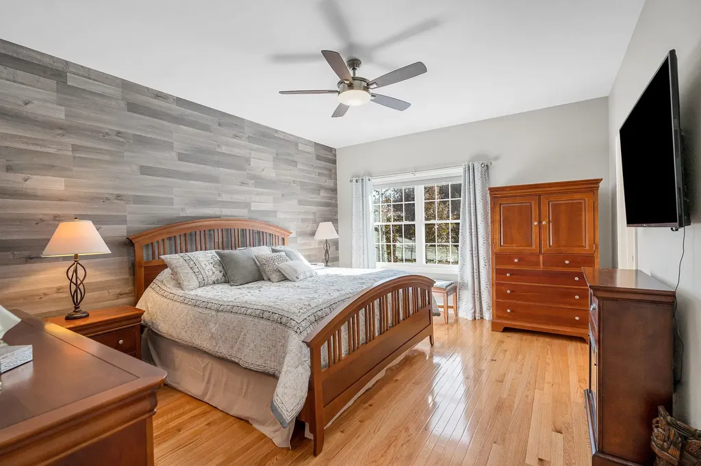 8 Crown Point Circle Merrimack NH 03054