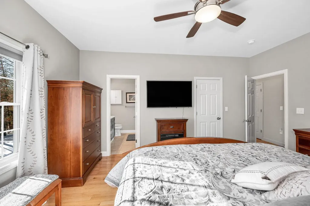 8 Crown Point Circle Merrimack NH 03054