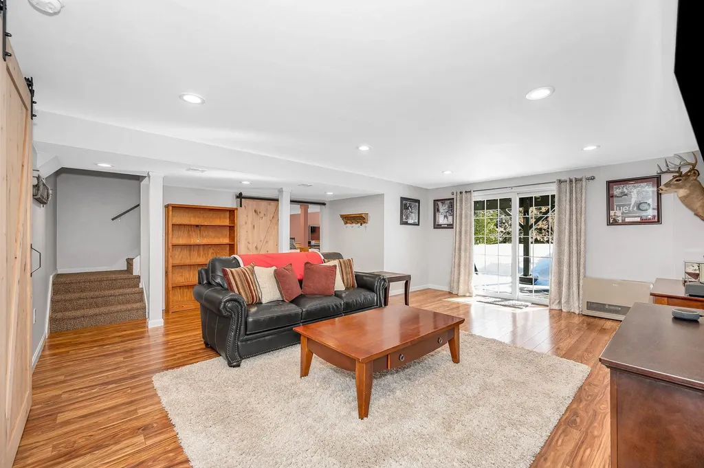 8 Crown Point Circle Merrimack NH 03054