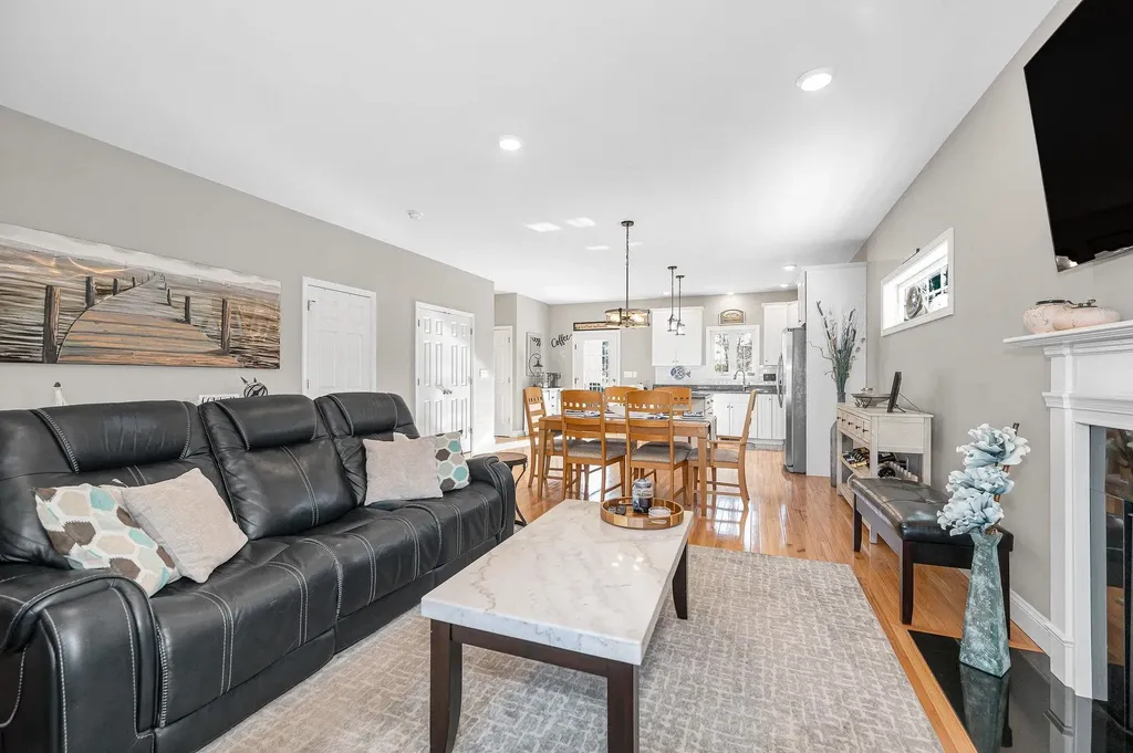 8 Crown Point Circle Merrimack NH 03054