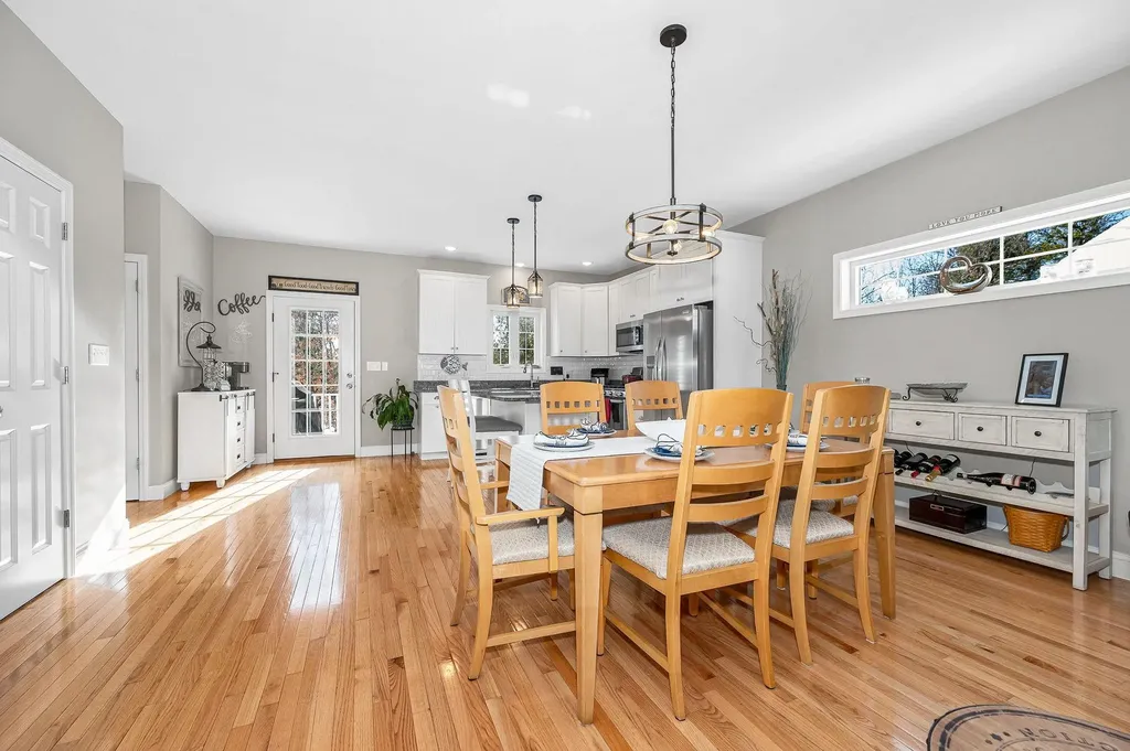 8 Crown Point Circle Merrimack NH 03054