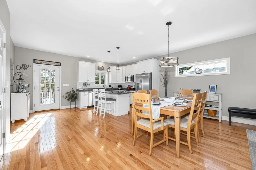 8 Crown Point Circle Merrimack NH 03054