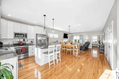 8 Crown Point Circle Merrimack NH 03054