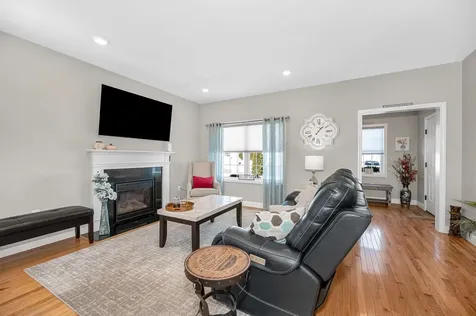 8 Crown Point Circle Merrimack NH 03054