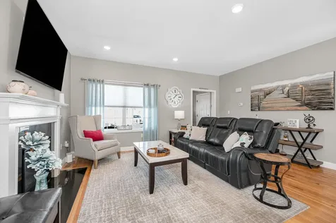 8 Crown Point Circle Merrimack NH 03054