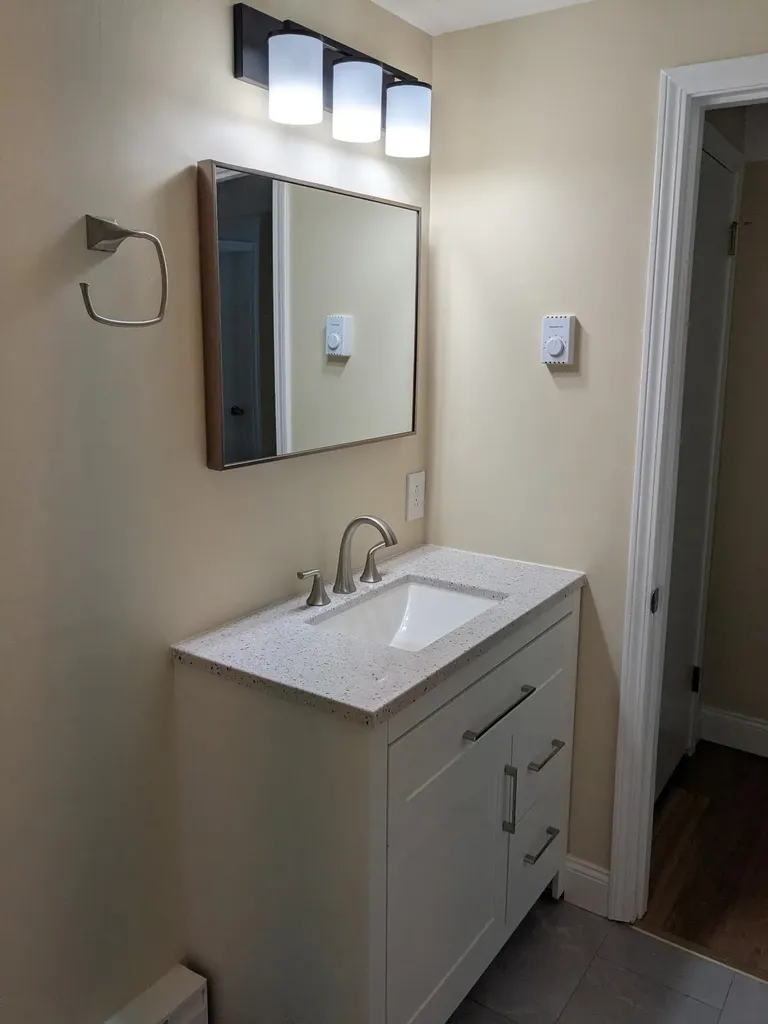 82 High Street Stratham NH 03885