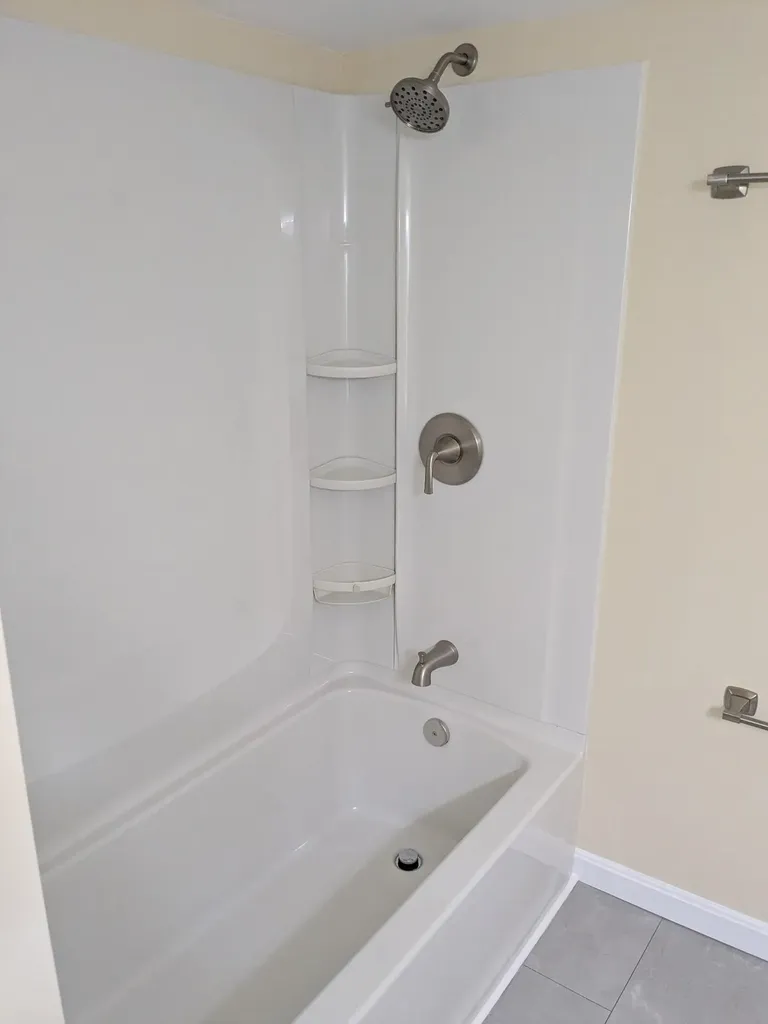 82 High Street Stratham NH 03885