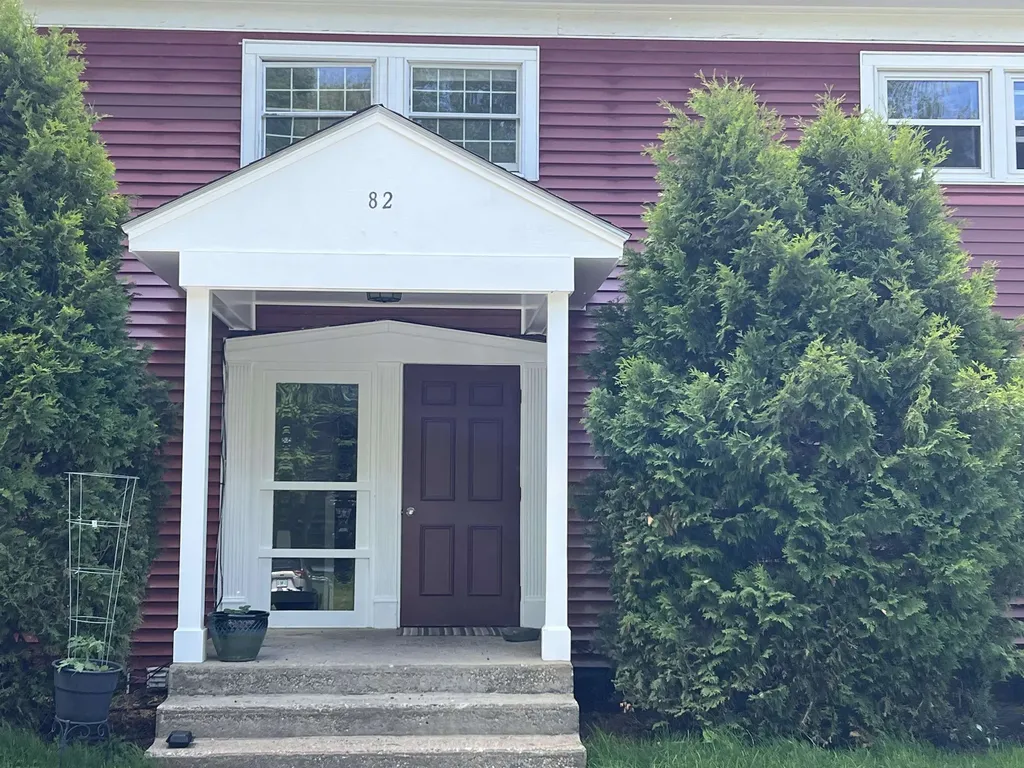 82 High Street Stratham NH 03885