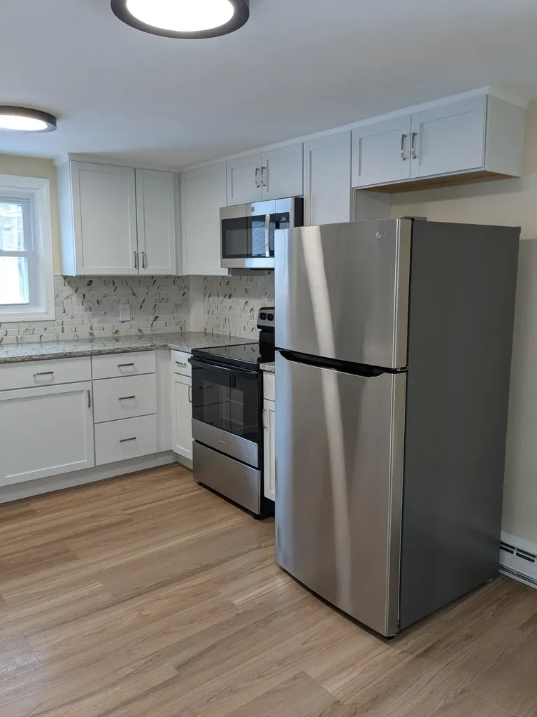 82 High Street Stratham NH 03885