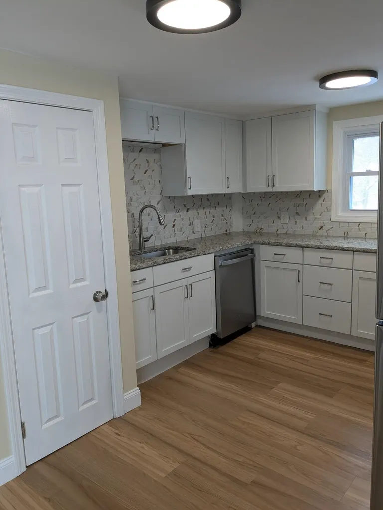 82 High Street Stratham NH 03885