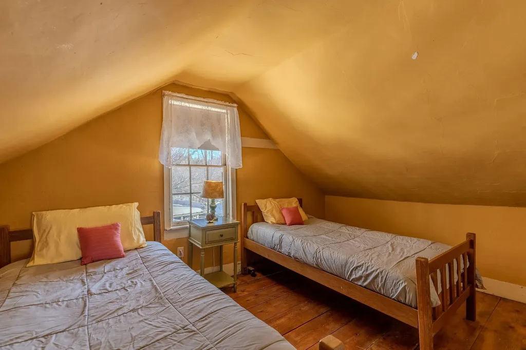 83 Depot Street Jamaica VT 05343