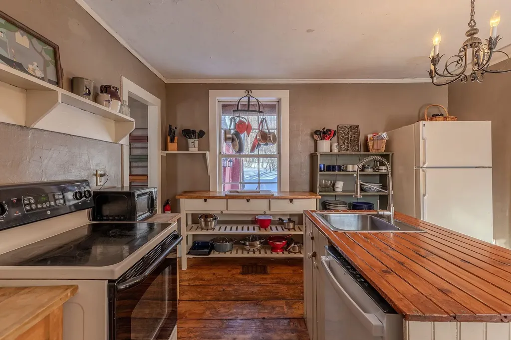 83 Depot Street Jamaica VT 05343