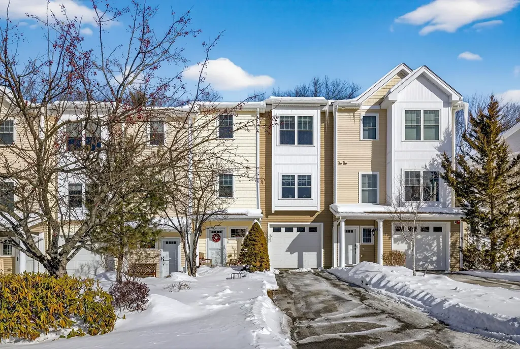 63 Woodview Way Manchester NH 03102