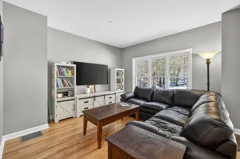 63 Woodview Way Manchester NH 03102