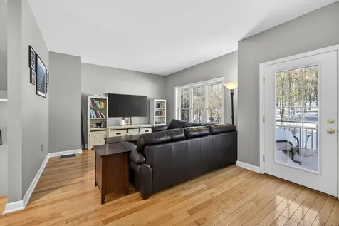 63 Woodview Way Manchester NH 03102