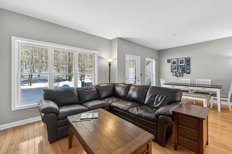 63 Woodview Way Manchester NH 03102