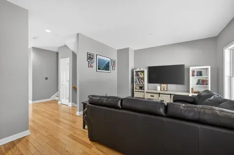 63 Woodview Way Manchester NH 03102