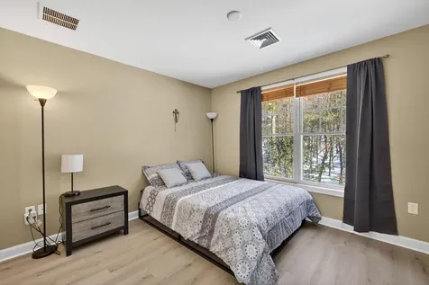 63 Woodview Way Manchester NH 03102