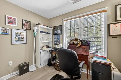 63 Woodview Way Manchester NH 03102