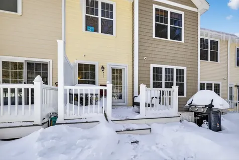 63 Woodview Way Manchester NH 03102