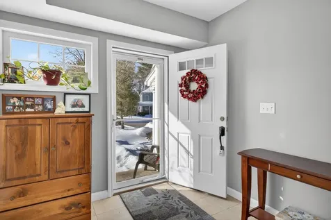 63 Woodview Way Manchester NH 03102