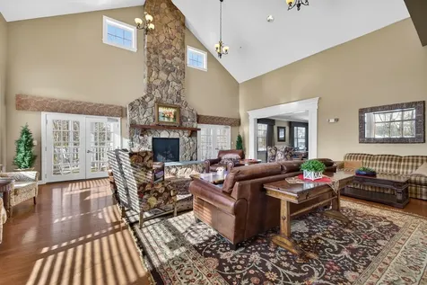 63 Woodview Way Manchester NH 03102