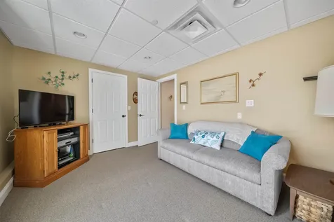 81 N High Street Derry NH 03038