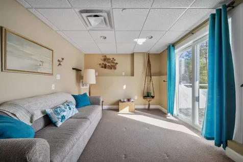 81 N High Street Derry NH 03038