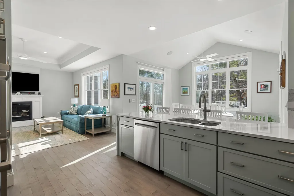 6 Testament Circle Nashua NH 03062