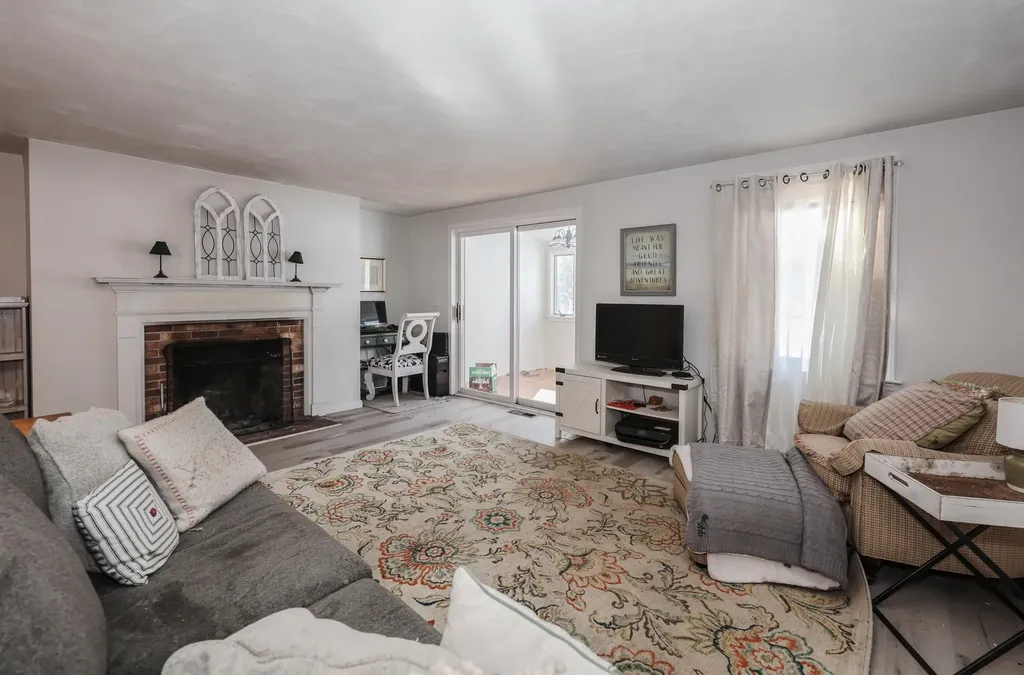 7 Colonial Square Peterborough NH 03458