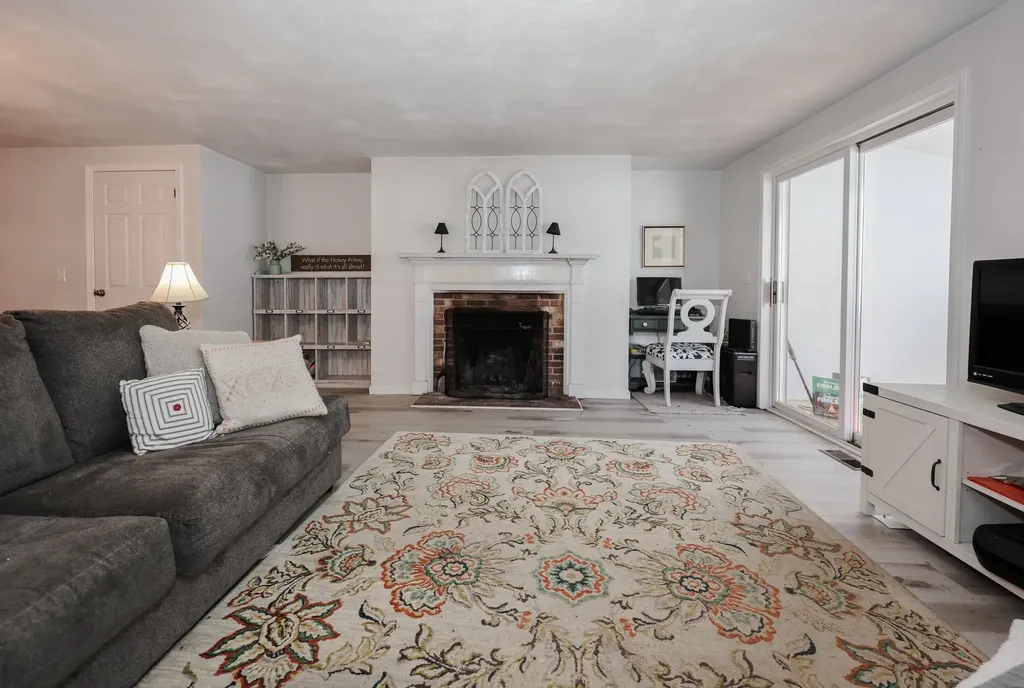 7 Colonial Square Peterborough NH 03458