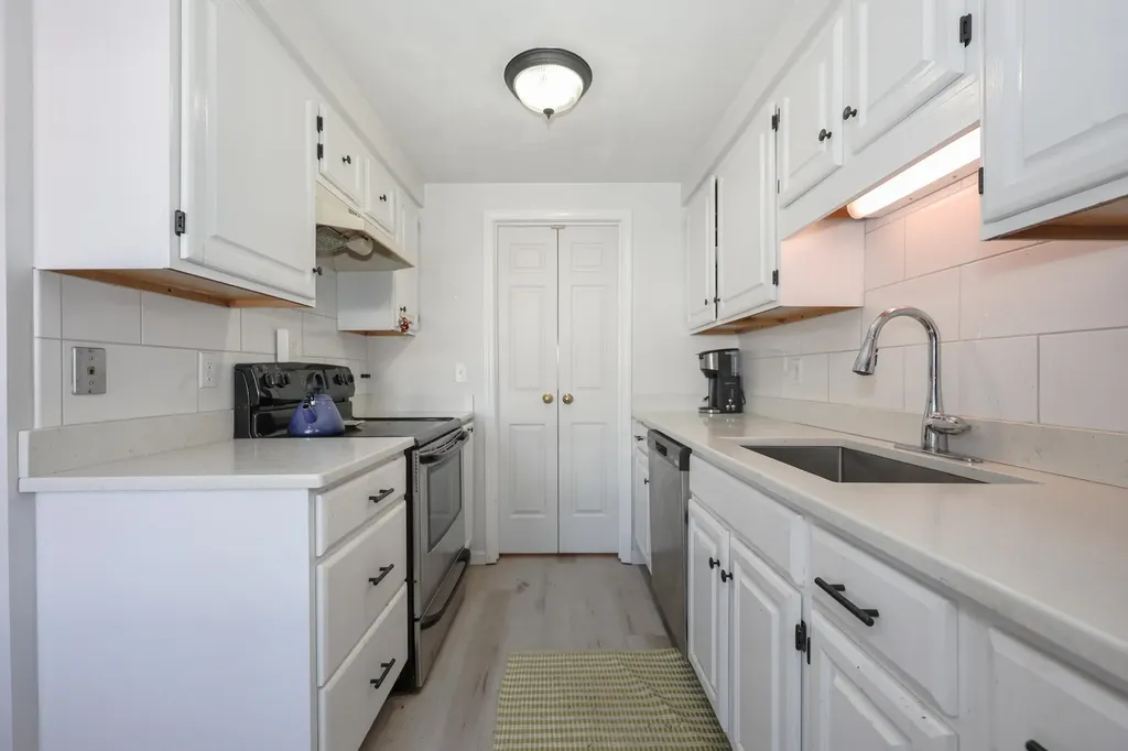 7 Colonial Square Peterborough NH 03458