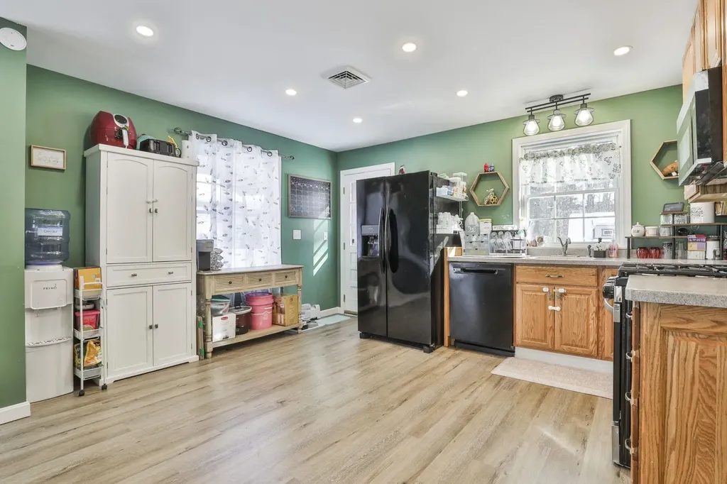 668 West Hollis Street Nashua NH 03062