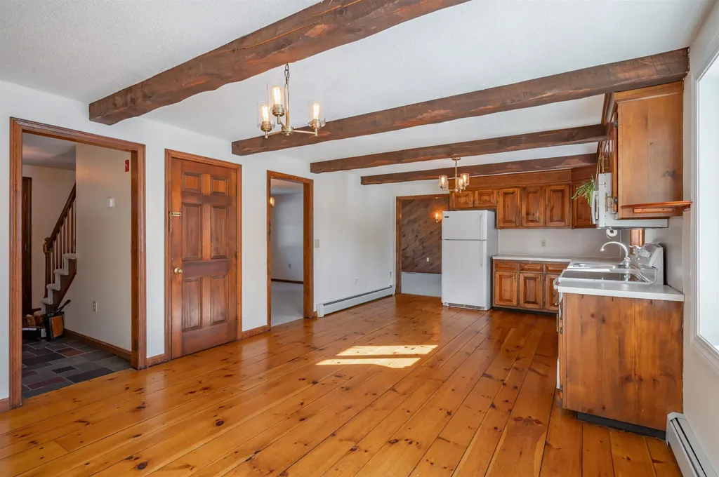 20 Debbie Drive Pelham NH 03076