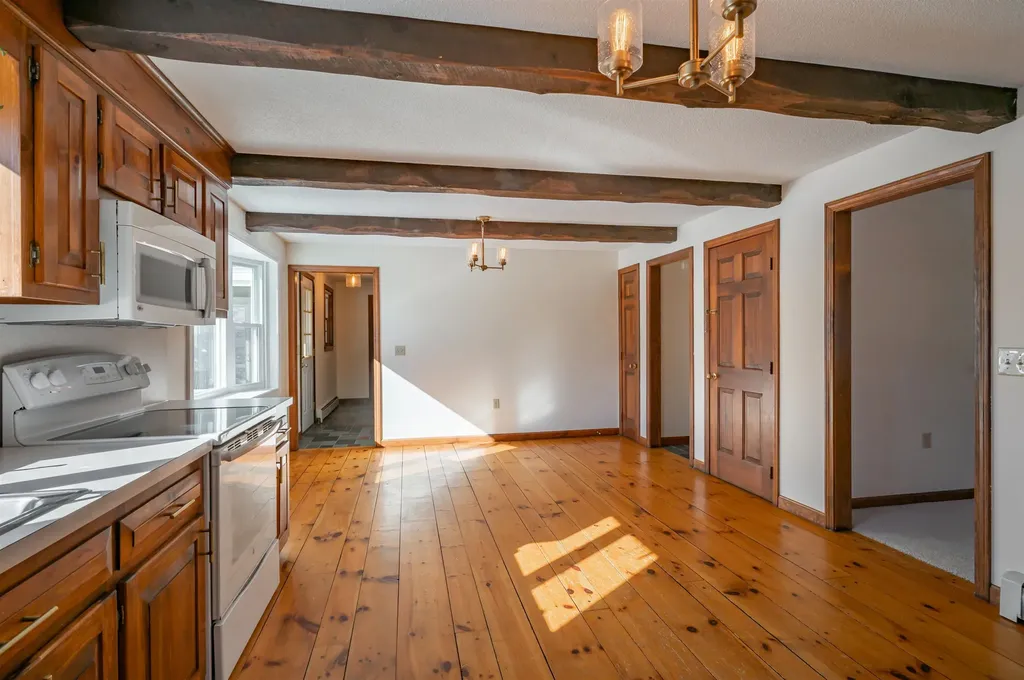 20 Debbie Drive Pelham NH 03076