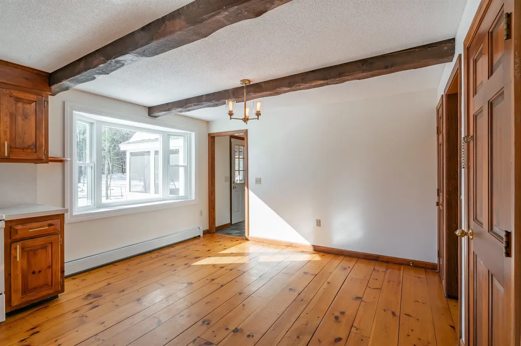 20 Debbie Drive Pelham NH 03076