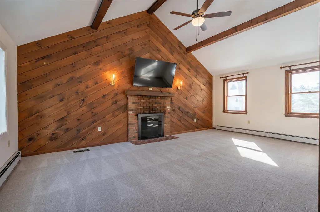 20 Debbie Drive Pelham NH 03076