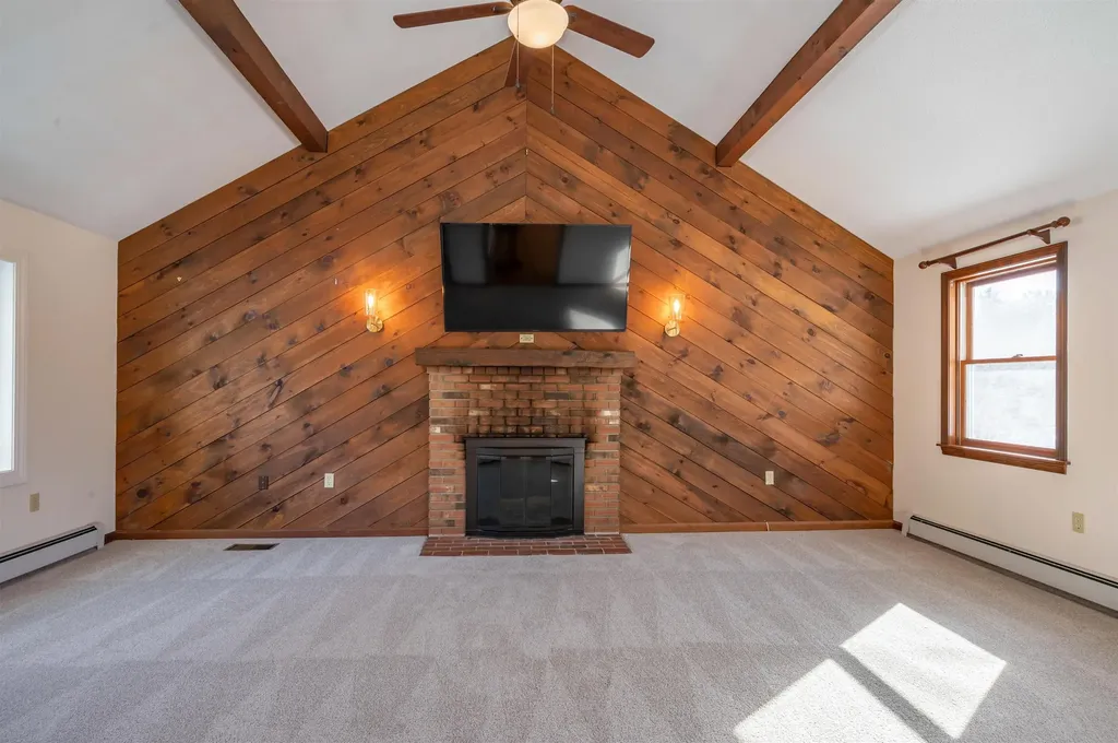 20 Debbie Drive Pelham NH 03076
