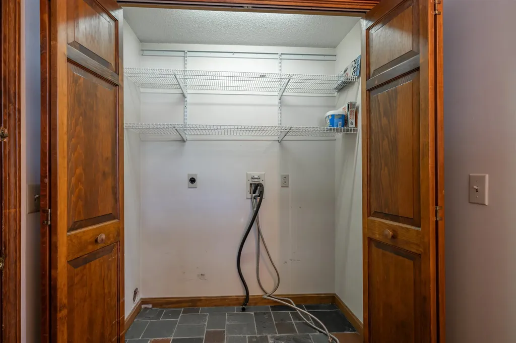 20 Debbie Drive Pelham NH 03076